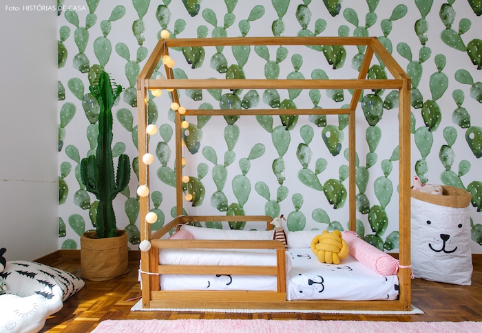 papier peint enfant, cactus verts sur un fond blanc, lit cabane en bois, matelas blanc, tapis rose, guirlande lumineuse decorative