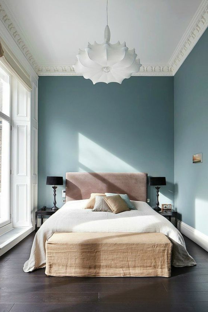 décoration chambre adulte deco de chambre murs en bleu pastel et plafone en blanc avec des frises style classique et luminaire modernistique a la forme extravagante de grande fleur exotique blanche