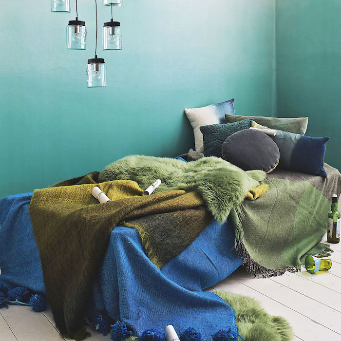 couleur chambre adulte, mur peinture blanche et vert, effet ombré, linge de lit vert et bleu, lampe bocal et parquet clair pour une ambiance bord de mer