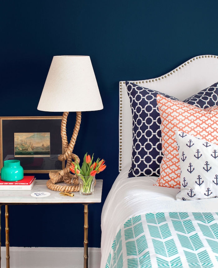 peinture chambre adulte, bleu foncé, piece style bord de mer, linge de lit bleu, blanc, rouge, lampe design avec pied de corde