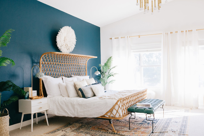 couleur chambre adulte bleu canard avec lit exotique, linge blanc, table de nuit blanche avec tiroirs, tapis oriental, suspension design, plantes vertes