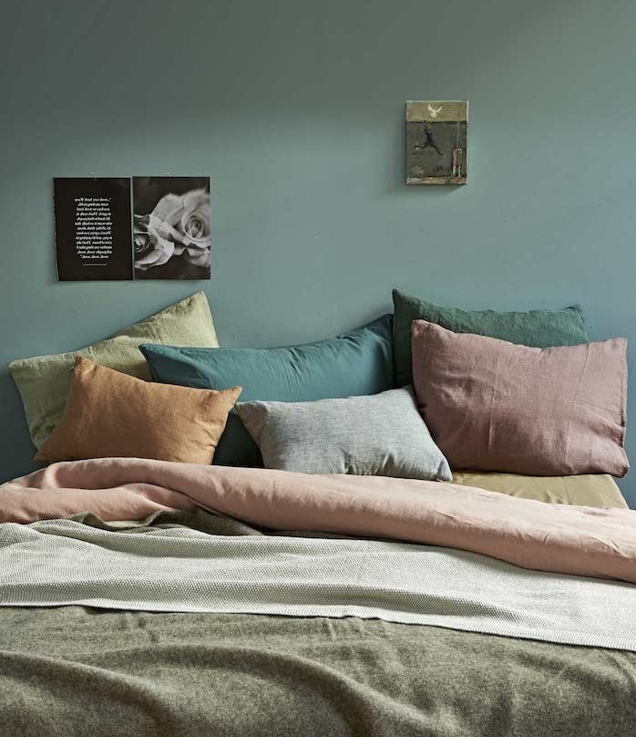 décoration chambre adulte vert tirant vers le gris, coussins, rouge, vert, orange, jaune et gris, linge de lit gris