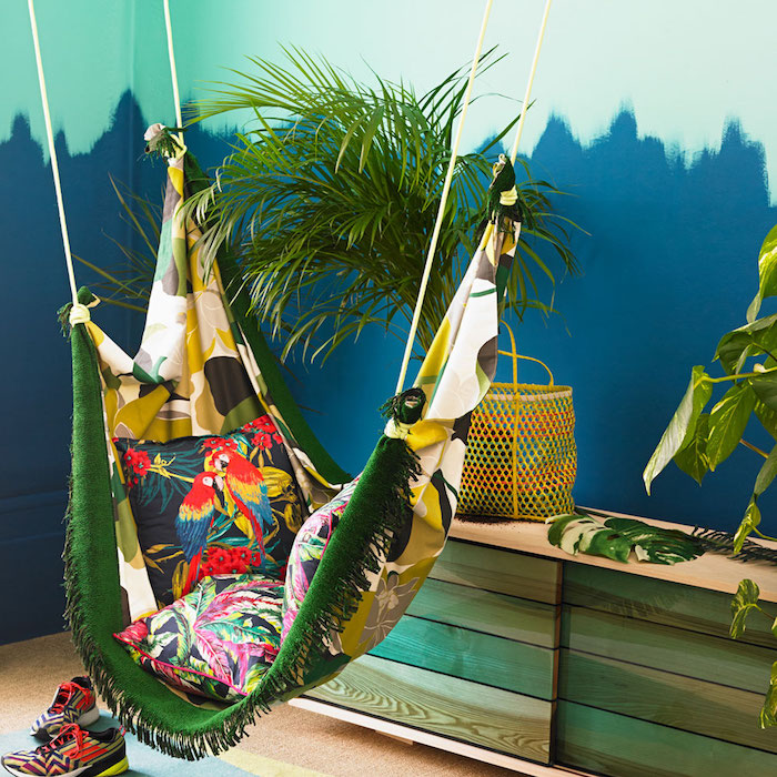 peinture chambre adulte couleur bleue et verte, palmier decoratif, hamac coloré, esprit jungle tropicale, interieur exotique