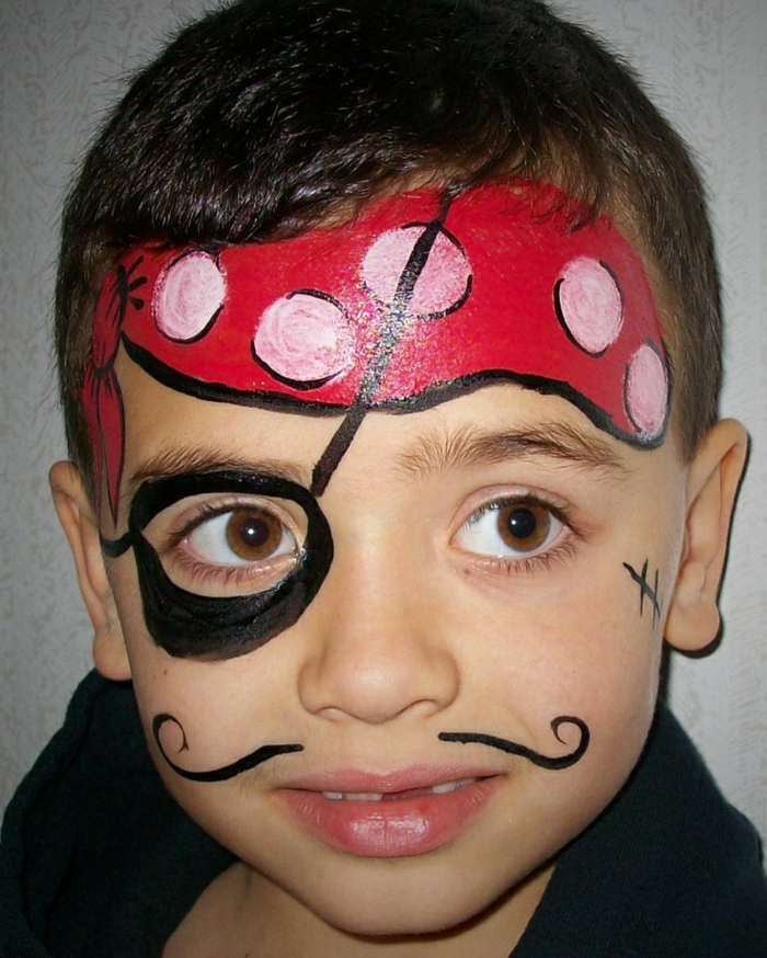 peinture visage, maquillage pour garçon pirate, bandeau rouge et moustaches
