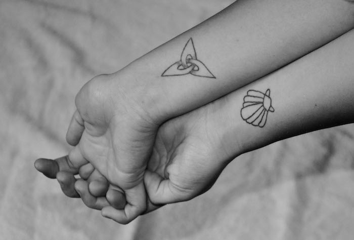 tatouage symboliques pour meilleures amies, dessin en encre sur les poignets féminins