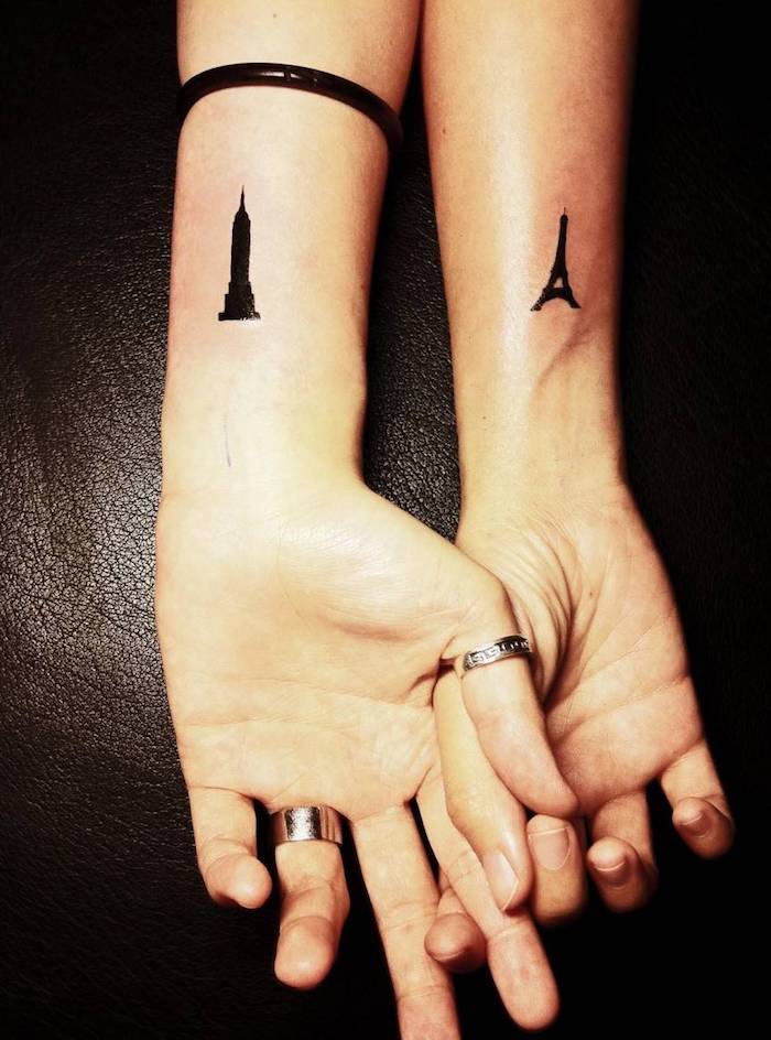 tatouage femme à design voyage, dessin en encre sur les poignets, tatouage architecture pour femme