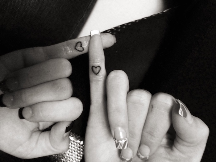 tatouage meilleure amie, petits dessin en encre à motif coeur sur les doigts, tatouage entre filles