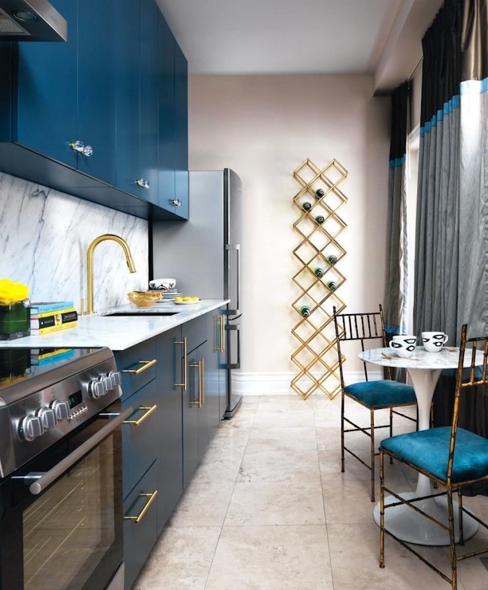 amenagement petite cuisine, carrelage de sol à design marbre beige, rideaux longs en marron et gris avec ourlets turquoise