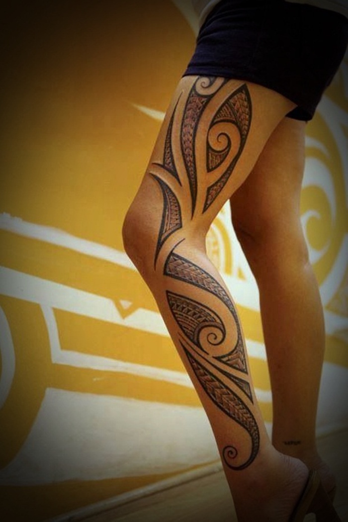 tatouage maorie femme jambe entière