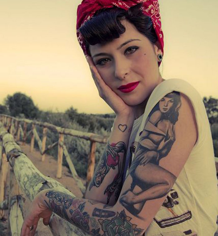 tatouage femme pin up tatouée style vintage années 60