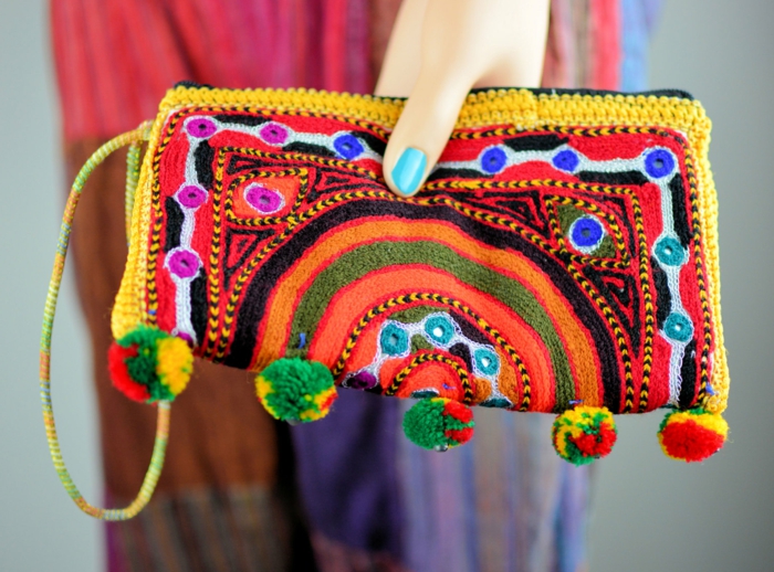 pochette bandoulière, petit sac rectangulaire, pompons multicolores, motifs folkoriques