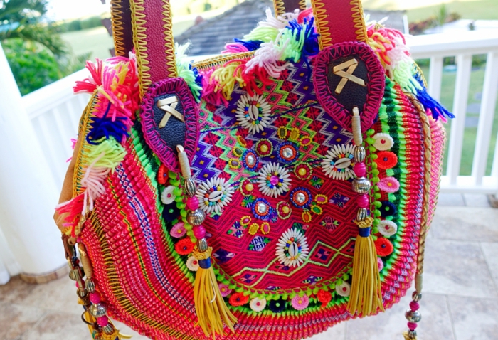 pochette ethnique chic, sac cabas aux broderies en fils multicolores,franges jaunes 