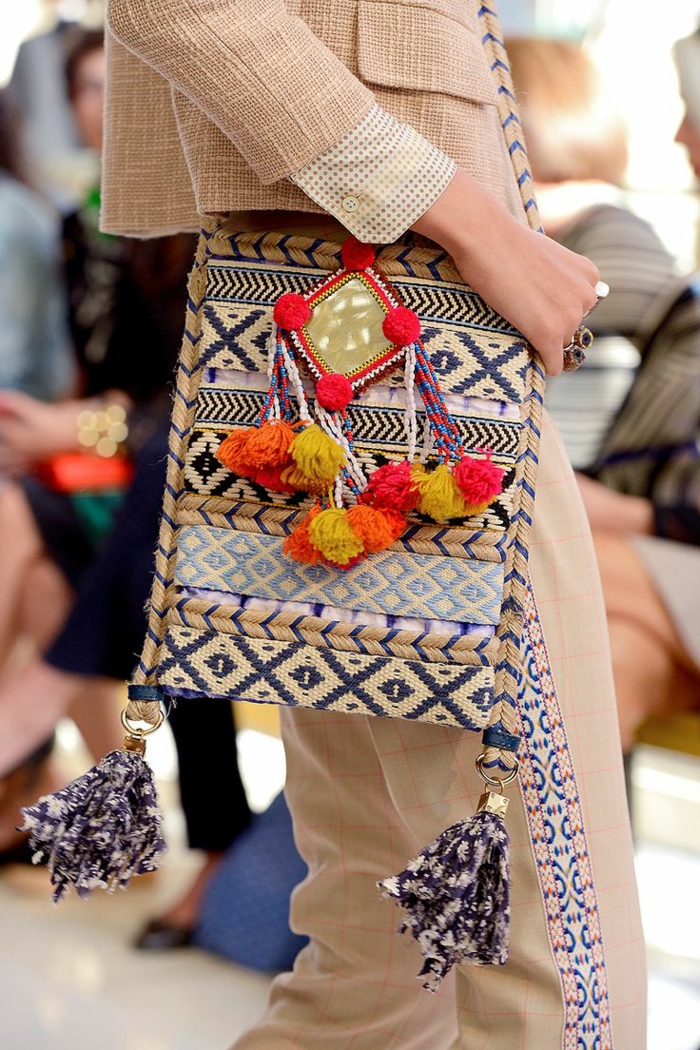 pochette femme blanche, motifs aztèques, pompons colorés, franges, pochette rectangulaire