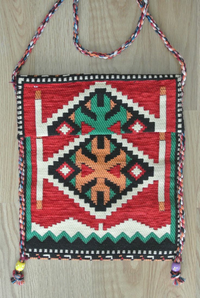 pochette rouge, sac rectangulaire aux motifs aztèques, sac kilim rouge