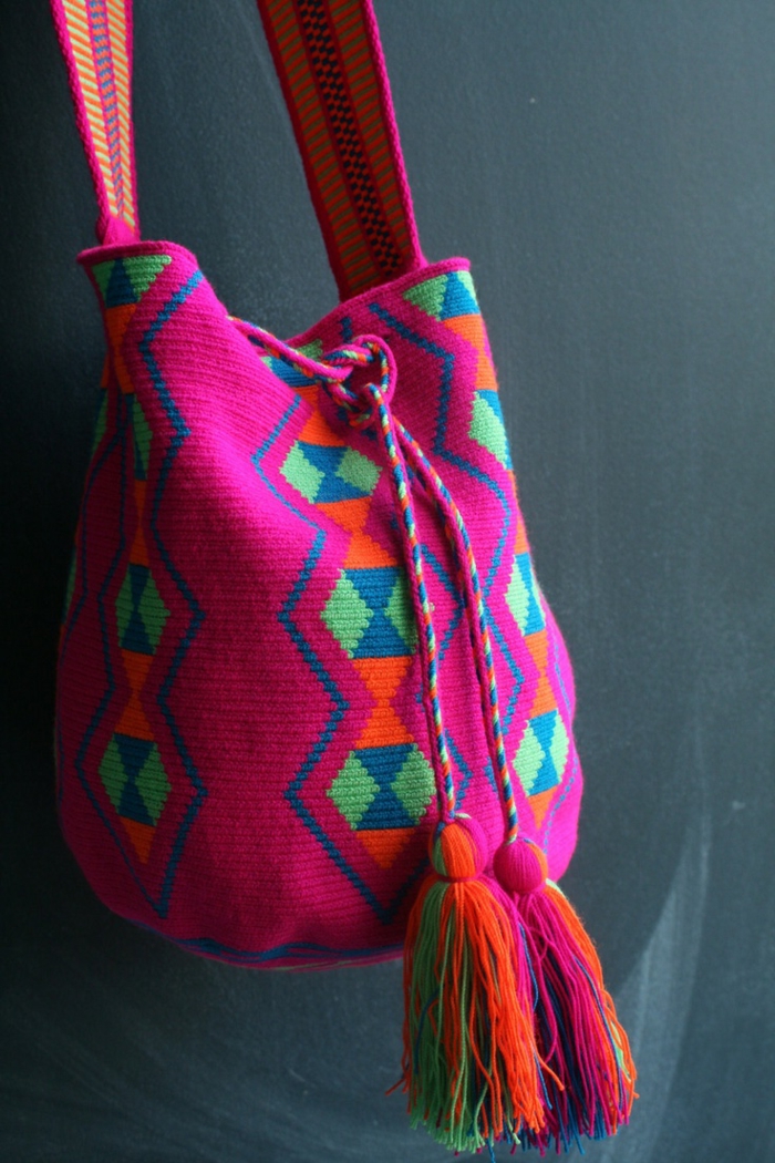pochette rsoirée, sac en couleur rose, sac aux motifs géométriques
