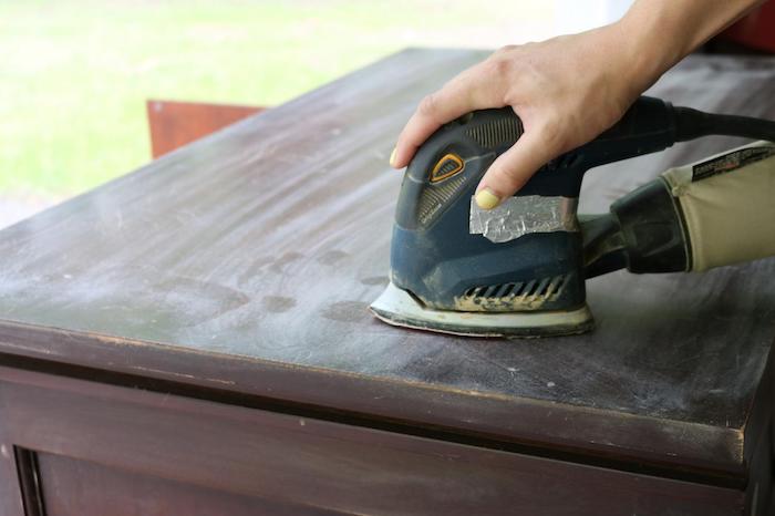 polir le bois pour éliminer les imperfection et créer une surface plate, idée tuto comment patiner un meuble