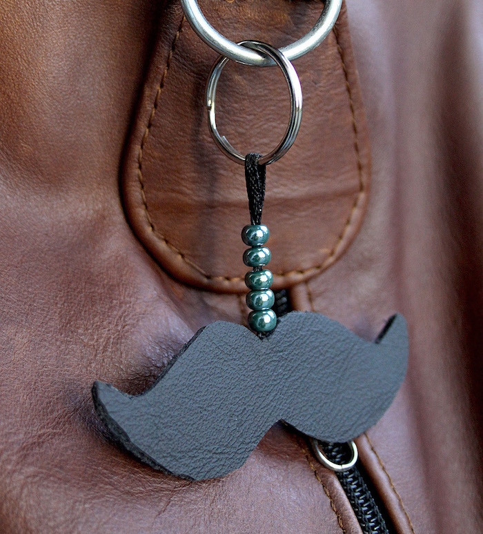 idée porte clé maison fait main en cuir motif moustache