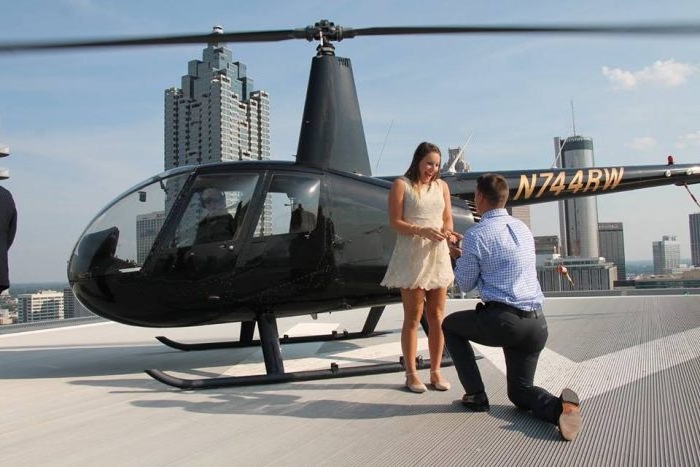 demande en mariage originale, une promenade et hélicoptère et proposition sur la toiture d un bâtiment, milieu urbain