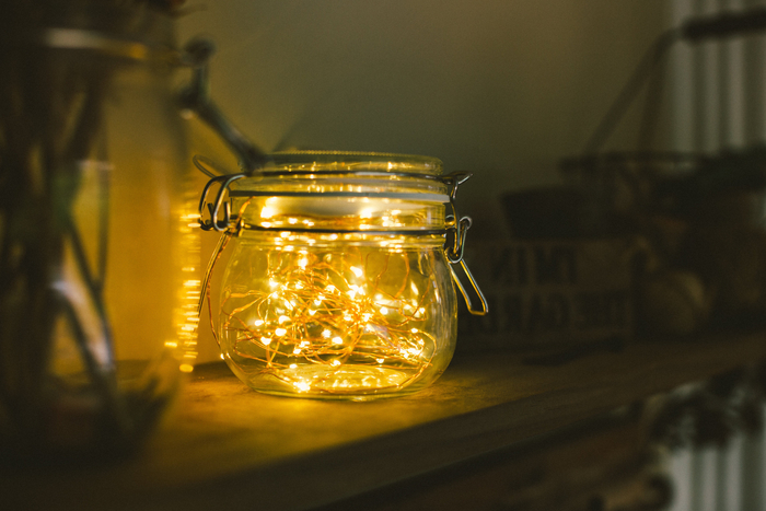 une lampe bocal minute réalisée avec une guirlande lumineuse led posée à l intérieur du pot en verre