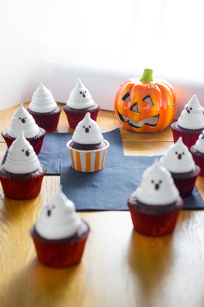 recette de cupcake red velvet déguisé en fantôme pour un apero halloween gourmand