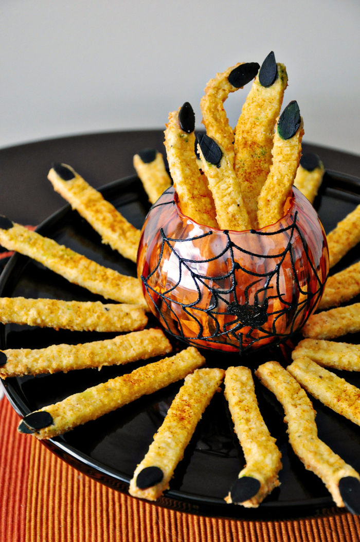 idée originale pour un plat halloween effrayant, des amuse-bouches de gressins décorés comme doigts de sorcières