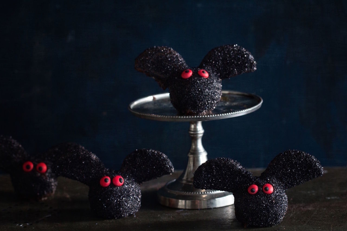 recette de truffes au chocolat façon brownie réalisées comme des chauve-souris, idées originales pour un aperitif halloween gourmand
