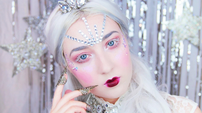 reine des neiges, mauillage fabuleux avec fard à yeux couleur prune, cristaux de maquillage et lèvres de poupée bourgoundi