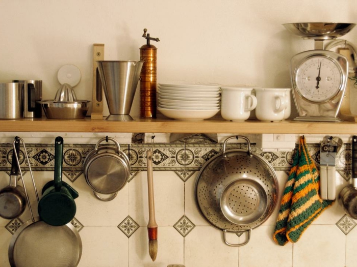 relooker cuisine avec une étagère en bois et accroches pour suspendre des ustensiles de cuisine, rangement vaisselle