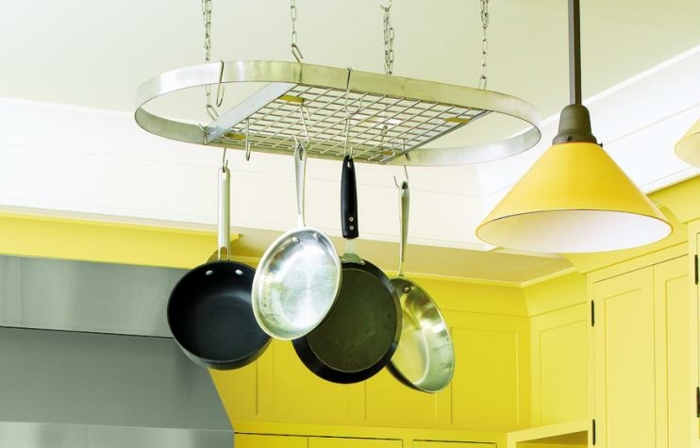 relooker une cuisine, idée de rangement ustensiles de cuisine, grille suspendue du plafond dans une cuisine jaune