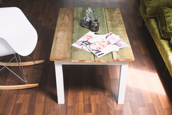 idée originale pour un relooking meuble ikea à bas prix, une table basse revêtue de planches de bois de grange