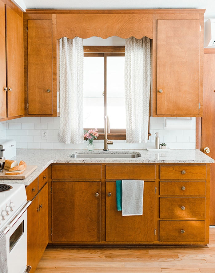 relooker une cuisine vintage en bois avec surface plie, plan de travail marbre, parquet bois clair