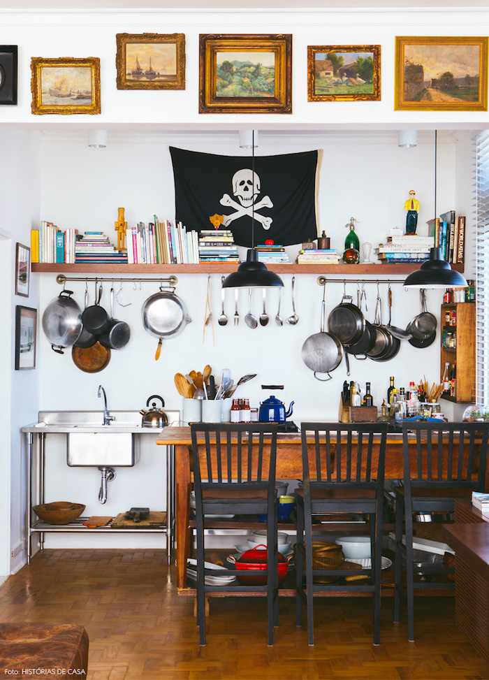 suspendre les ustensiles de cuisine à des tubes dorées, table et chaises en bois, étagère rangement livres, cuisine rustique industrielle