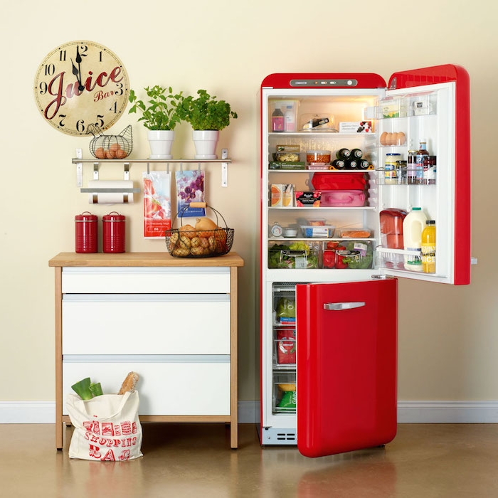 frigo vintage repeint en jaune et petite étagère de rangement, idée de relooking cuisine à travers la transformation des electromenagers