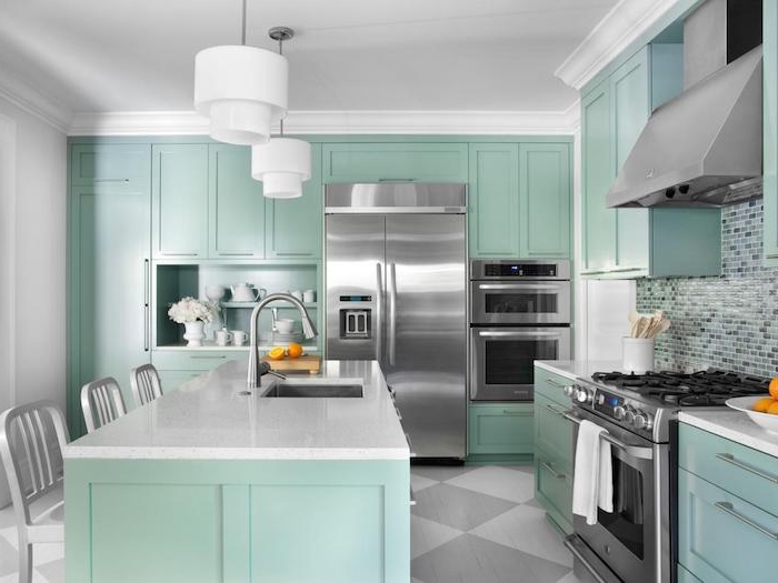 repeindre meuble cuisine en vert menthe, ilot central, façade cuisine, placard vert, electromenager en inox et sol blanc et gris