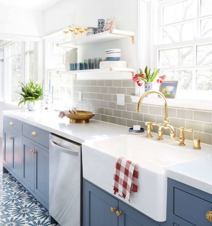 relooker une cuisine, crédence en carrelage repeint en gris façade cuisine bleu foncé, plan de travail blanc et carrelage sol blanc et bleu à motifs floraux