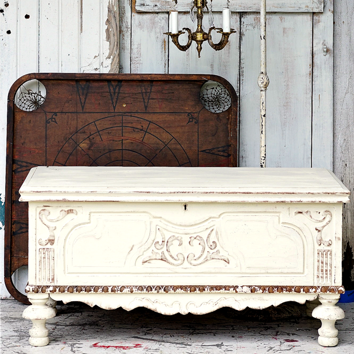 comment peindre un meuble en bois, commode repeint en blanc patiné avec des retouches de marron, lustre vintage