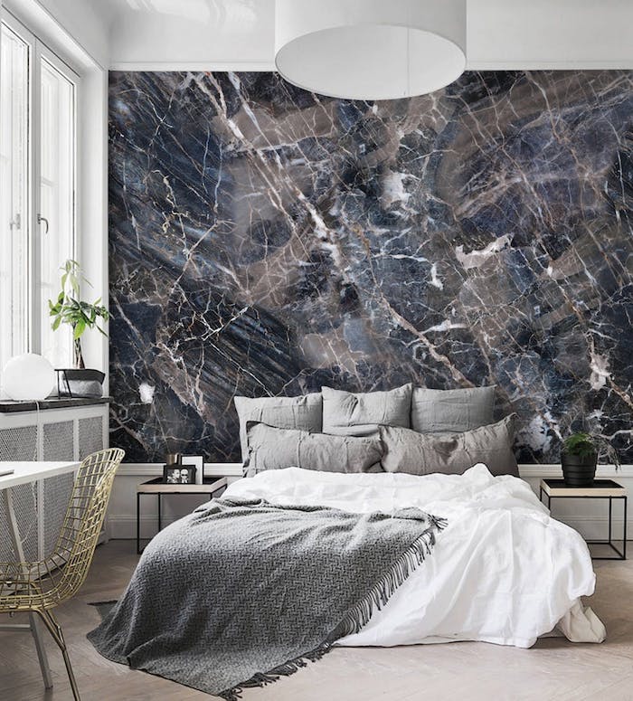 papier peint chambre adulte, effet marbre, couleur gris, bleu marine et blnche, lit gris et blanc, suspension blanche, chaise metallique grille