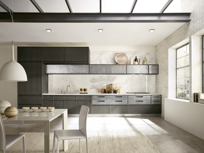 cuisine amenagee, plafond blanc avec poutres noires, revêtement des murs à design briques gris