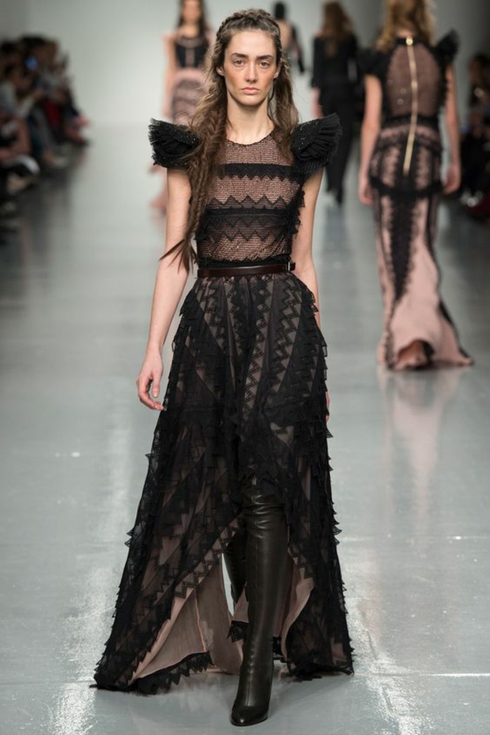 robe en dentelle noire longue avec des épaules fortement soulignées et des jeux de motifs graphiques en dentelle Antonio Berardi