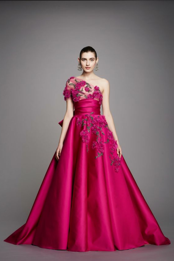 robe de soirée longue fortement évasée avec des roses sur l'une des épaules et sous la taille