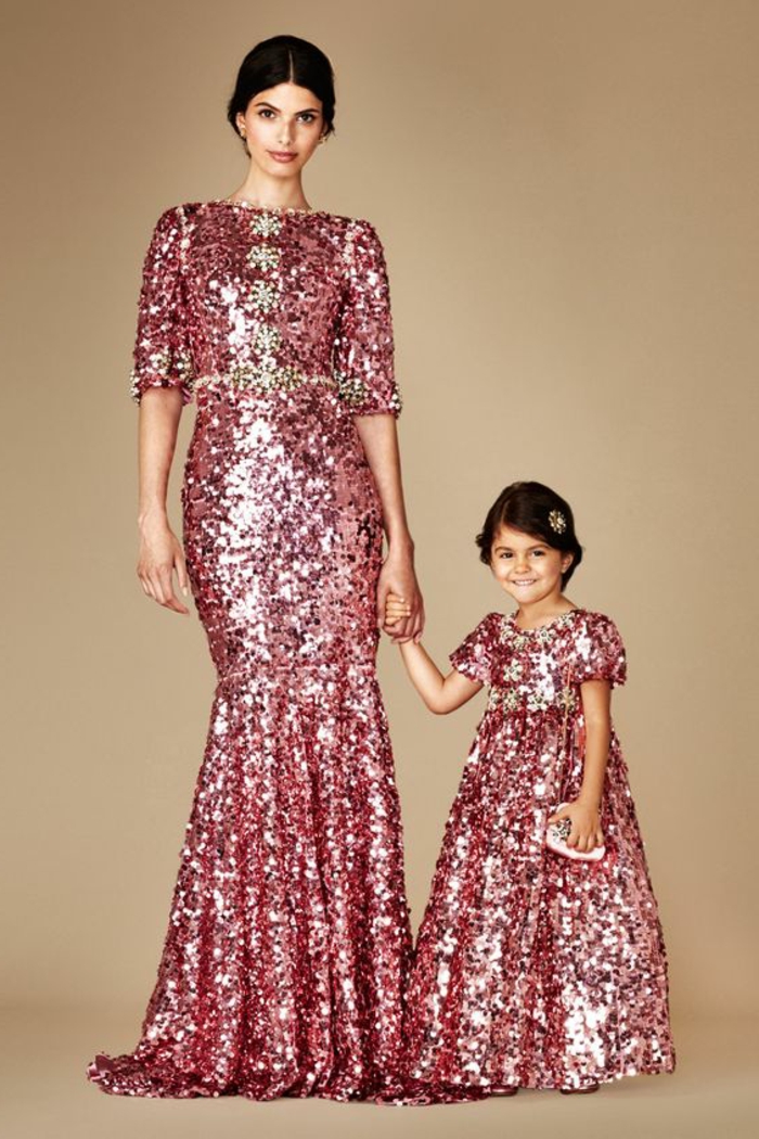robe de cérémonie femme avc des paillettes rouges aux manches 3/4 modèle aussi pour la fillette comme maman 