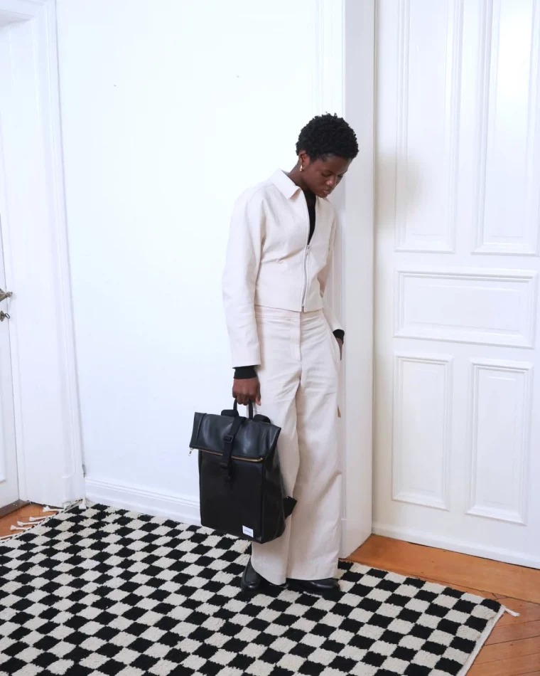 sac a dos femme pour la ville mannequin en tenue blanche