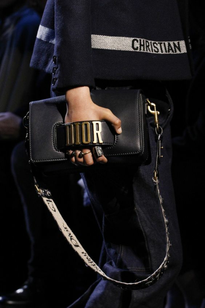 sac a dos vintage brandé Dior avec des grandes lettres en métal couleur or et en forme carrée