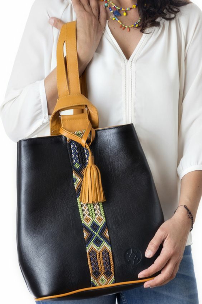 sac à dos femme tendance en noir avec une bande décorative style bracelet brésilien et bandes épaules en couleur moutarde