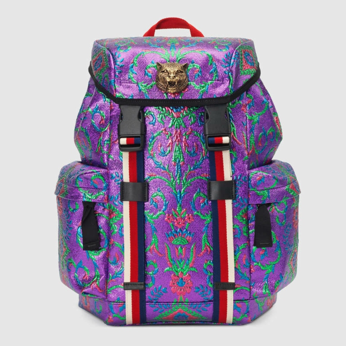 sac a dos vintage en couleur lila et des broderies sur tissu avec décoration tete de panthère une création de Gucci