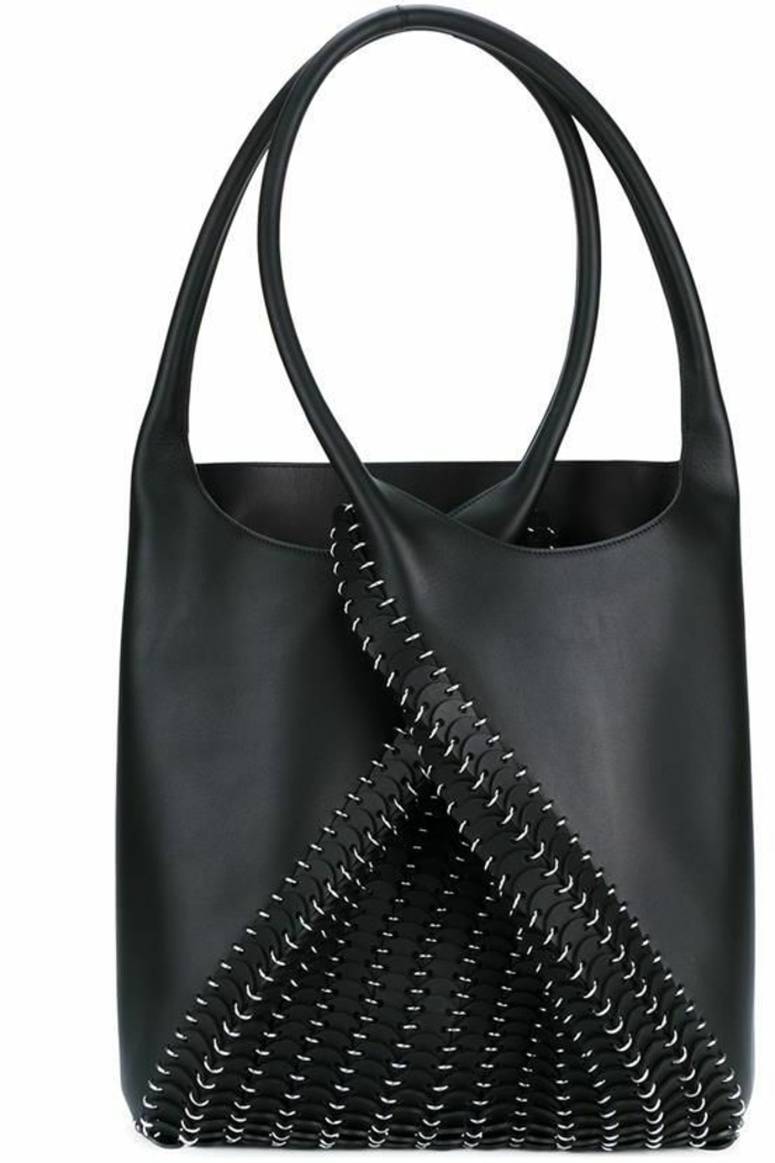 sac a dos noir avec des éléments décoratifs en métal style glam rock avec deux grandes poignées a porter a la main