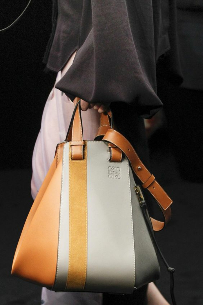sac a dos femme tendance en couleur caramel gris clair jaune et blanc avec petite poignée en caramel élégante Loewe