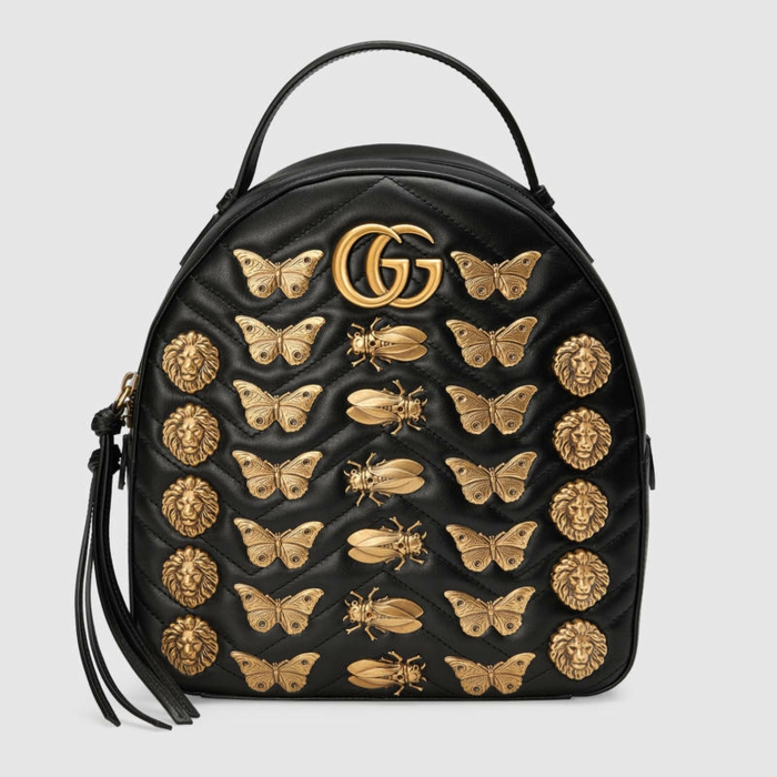 sac a dos noir Gucci décoré avec des insectes en métal effet bronze vieilli et des franges longues noires sur les fermetures éclair