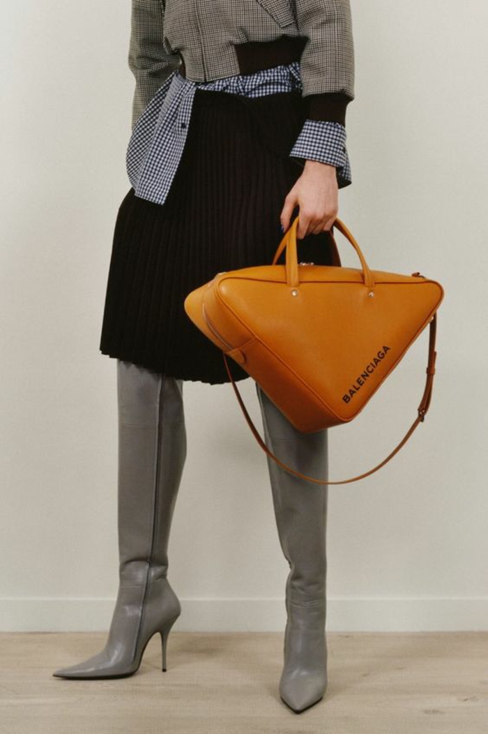 sac à dos cuir femme sac à dos femme tendance en couleur moutarde disponible gamme de plusieurs couleurs Balenciaga en forme triangulaire