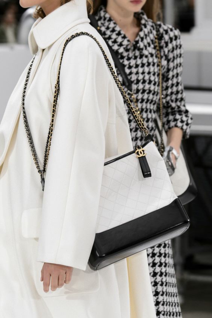 sac à dos femme vintage en blanc et noir look classique Chanel pour des tenues recherchées et élégantes qui ne passent jamais de mode